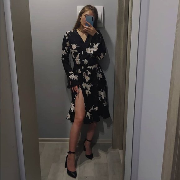 Elegant Black Dress with Romantic Details - Picture 1 of 5